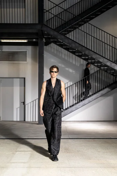 Look 60